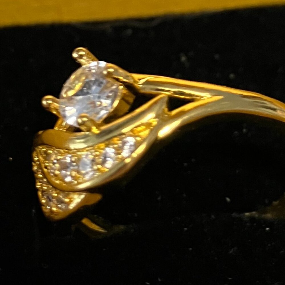 Classy Gold Bling Cocktail Ring Size 8 - Picture 3 of 3